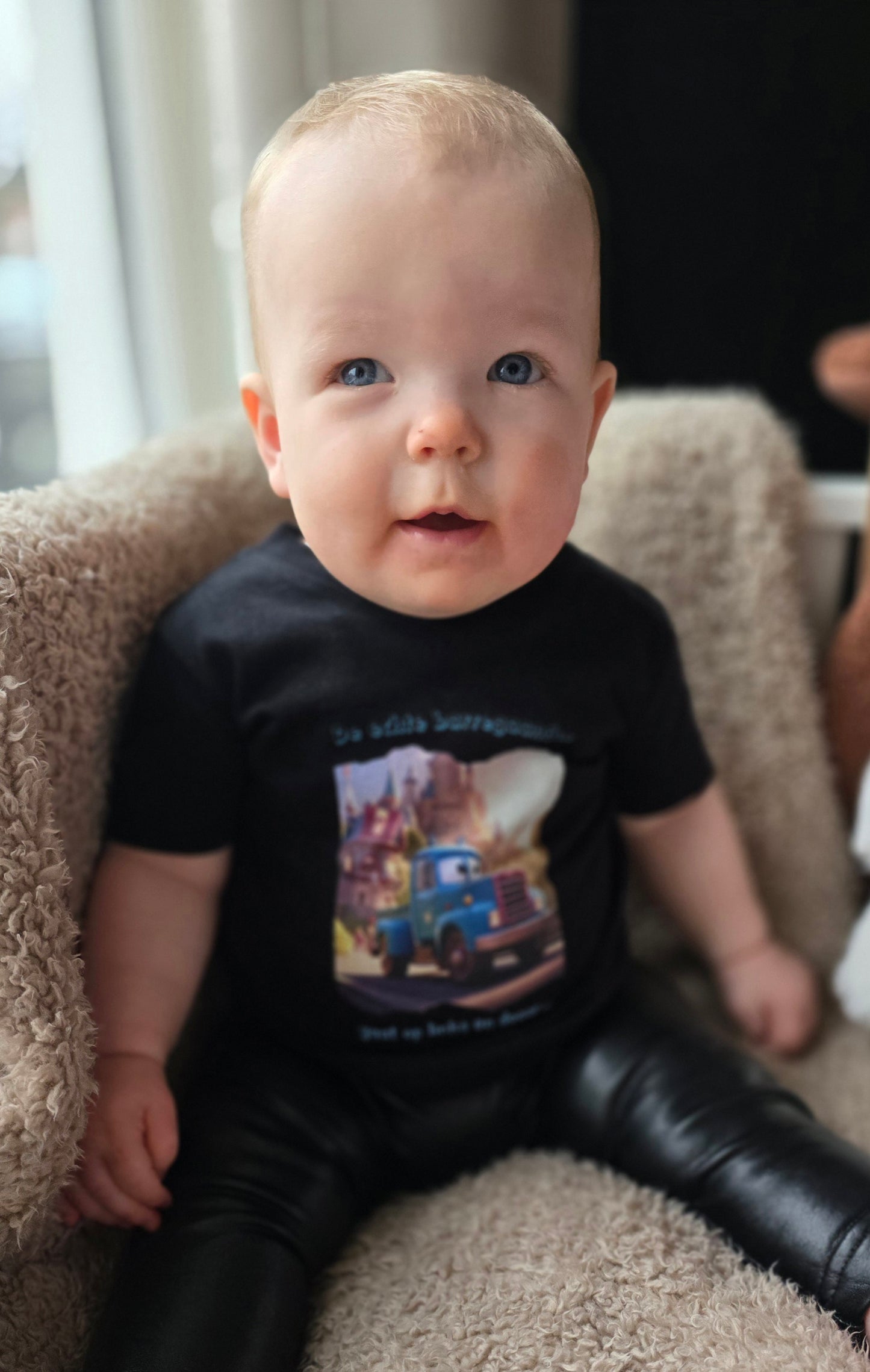 De Baby Barregaander T-shirt met blauwe truck